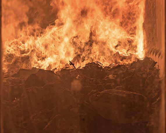 Feuer im Brennraum des Müllheizkraftwerkes